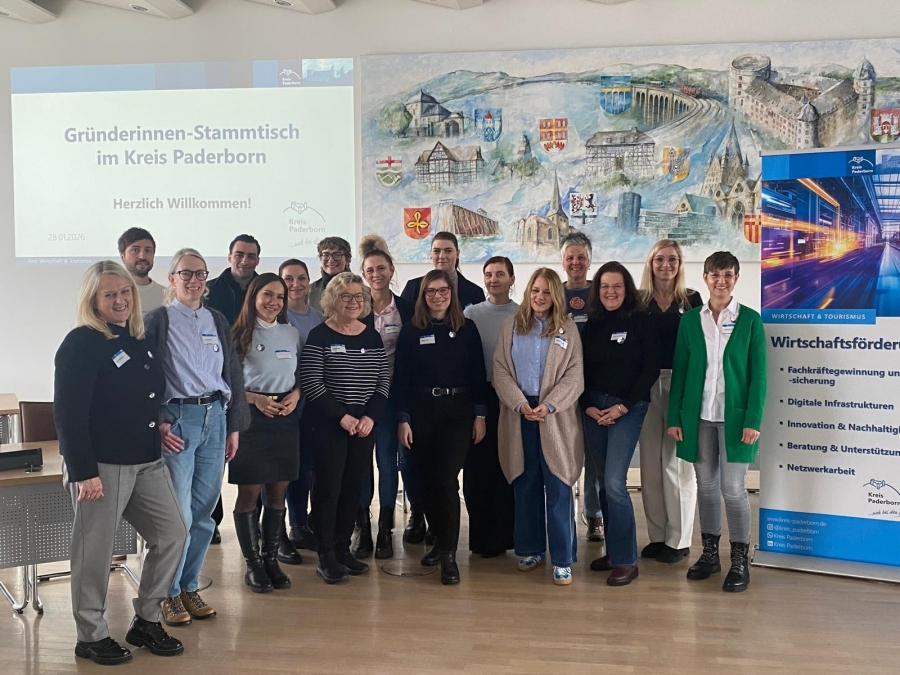 Gründerinnen aus der Region tauschten sich im Paderborner Kreishaus über Einsatzmöglichkeiten von Künstlicher Intelligenz im Unternehmensalltag aus. ©Kreis Paderborn, Claudia Schäfer 